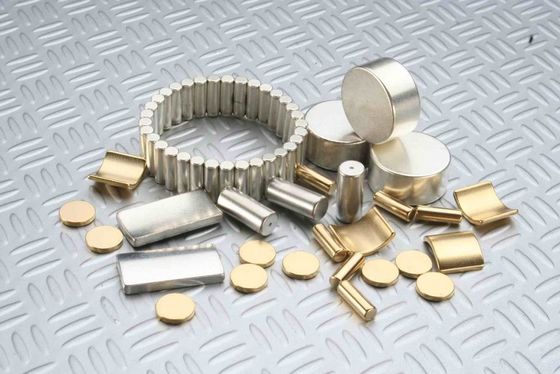 Magnete a disco Ndfeb di terre rare con magnetismo personalizzato