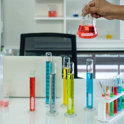 Esperimento di laboratorio Magnetic stir bar con forma cilindrica e magnete industriale