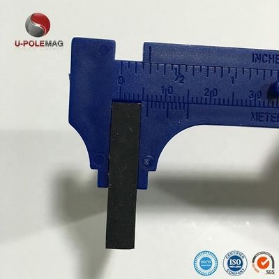Magneti rettangolari di neodimio rivestiti di gomma su misura Magneti di neodimio di grado con due fori