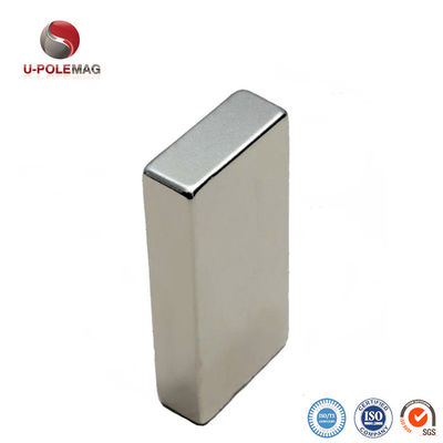 Potente blocco di magnete al neodimio N42 con densità 7,3-7,6 g/cm3 e certificazione ROHS