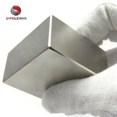 Potente blocco di magnete al neodimio N42 con densità 7,3-7,6 g/cm3 e certificazione ROHS