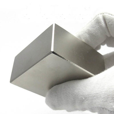 Blocco di magnete quadrato di neodimio sinterizzato ad alto flusso magnetico in grado personalizzato N35-N52
