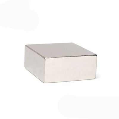 Blocco di magnete quadrato di neodimio sinterizzato ad alto flusso magnetico in grado personalizzato N35-N52