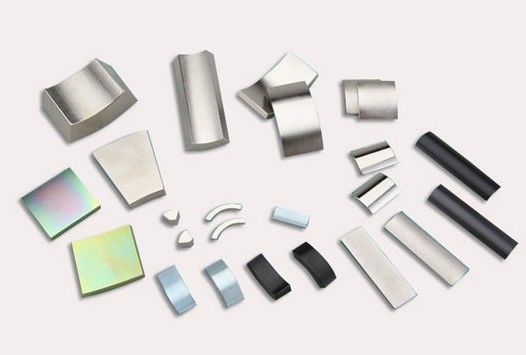 Magnete NdFeB Magnete industriale permanente SmCo ALNICo Ferrite Materiali magnetici al neodimio