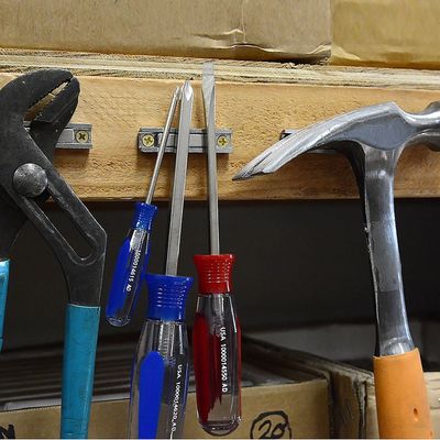 Magnete a pentola NdFeb quadrato di grado industriale N52 con buco anti-affondamento e rivestimento in nichel