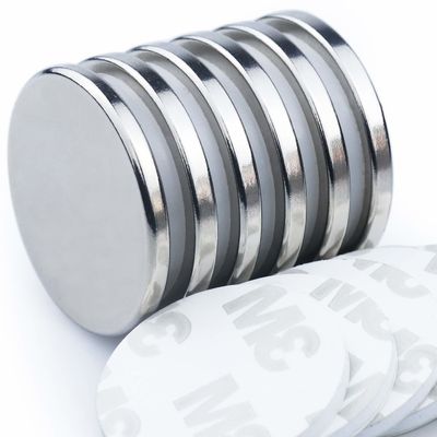 Magnete NdFeB N35 N42 N48 N52 rivestito con NiCuNi Magneti a disco di neodimio con adesivo 3M