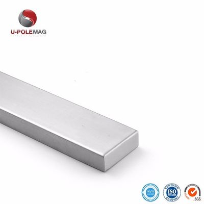 Portatore di coltello da cucina con una potente superficie magnetica e rivestimento in acciaio inossidabile