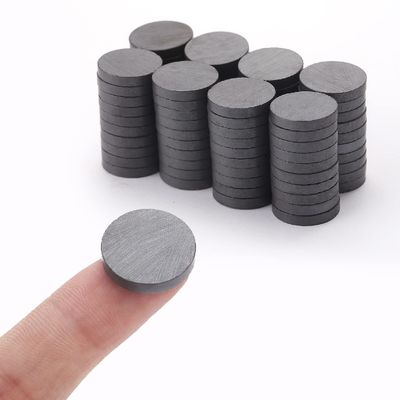 Magnete ferrite a disco rotondo in ceramica permanente con dimensioni personalizzate e materiale originale