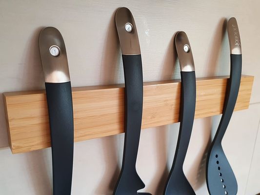 Accessoio per cucina di legno di quercia con porta coltello magnetico
