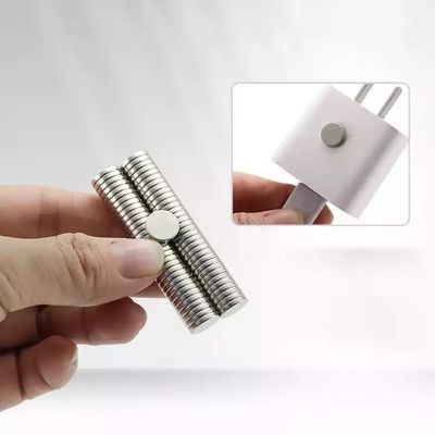 Magnete a disco di neodimio N52 rivestito di nichel con tolleranza ± 3% e resistenza personalizzata
