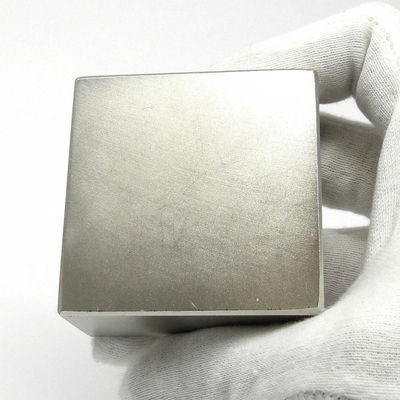 Blocco di magnete industriale NdFeb di neodimio 50x50x25 mm con forti proprietà magnetiche
