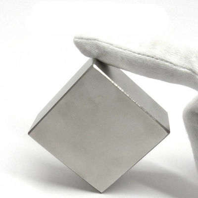 Blocco di magnete industriale NdFeb di neodimio 50x50x25 mm con forti proprietà magnetiche