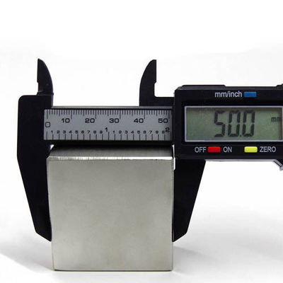 Blocco di magnete industriale NdFeb di neodimio 50x50x25 mm con forti proprietà magnetiche