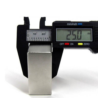 Blocco di magnete industriale NdFeb di neodimio 50x50x25 mm con forti proprietà magnetiche