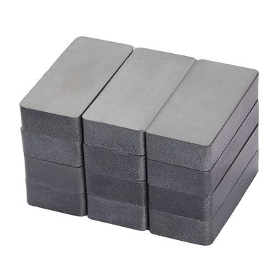 Magneti di ferrite rettangolari neri personalizzabili con resistenza alla piegatura Kgf/mm2 di 5-10