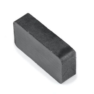 Magneti di ferrite rettangolari neri personalizzabili con resistenza alla piegatura Kgf/mm2 di 5-10