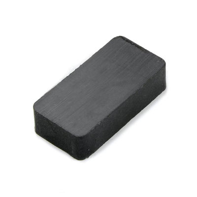 Magneti di ferrite rettangolari neri personalizzabili con resistenza alla piegatura Kgf/mm2 di 5-10