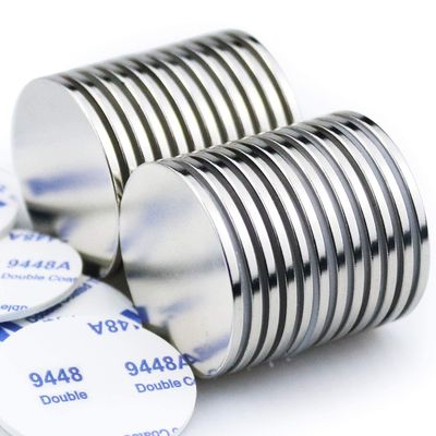 Magnete a disco rotondo realizzato con rivestimento permanente di NiCuNi su una lamina magnetica autoadesiva 3M