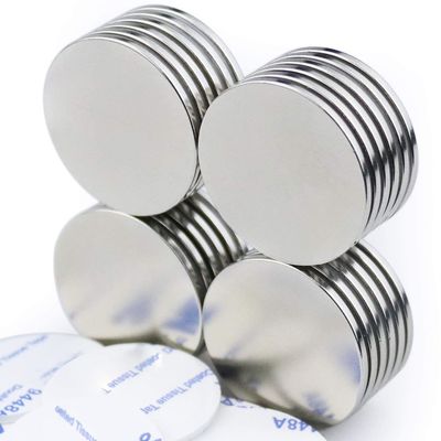 Magnete a disco rotondo realizzato con rivestimento permanente di NiCuNi su una lamina magnetica autoadesiva 3M