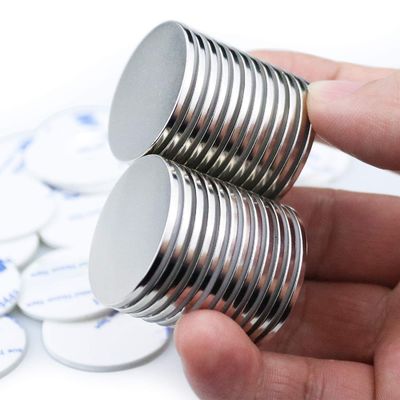 Magnete a disco rotondo realizzato con rivestimento permanente di NiCuNi su una lamina magnetica autoadesiva 3M