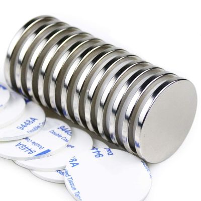 Magnete a disco rotondo realizzato con rivestimento permanente di NiCuNi su una lamina magnetica autoadesiva 3M