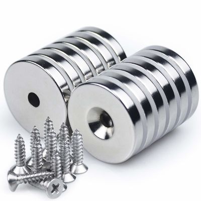 Magnete di neodimio personalizzato dorato con buco di contraffusione e direzione di magnetismo assiale