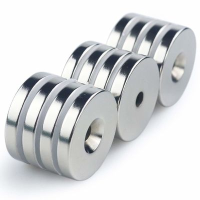 Magnete di neodimio personalizzato dorato con buco di contraffusione e direzione di magnetismo assiale