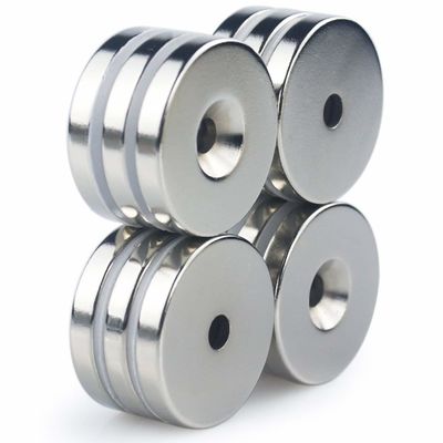 Magnete di neodimio personalizzato dorato con buco di contraffusione e direzione di magnetismo assiale