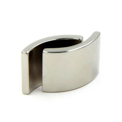 Industria Magnete NdFeB personalizzato con grado N52 e direzione di magnetismo personalizzata