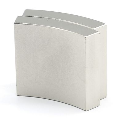 Industria Magnete NdFeB personalizzato con grado N52 e direzione di magnetismo personalizzata