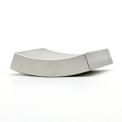Industria Magnete NdFeB personalizzato con grado N52 e direzione di magnetismo personalizzata