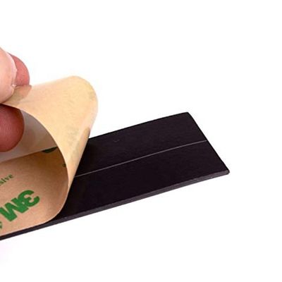 Nastro magnetico a neodimio flessibile 30x1,5 mm con adesivo permanente e servizio di taglio