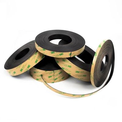 Nastro magnetico a neodimio flessibile 30x1,5 mm con adesivo permanente e servizio di taglio